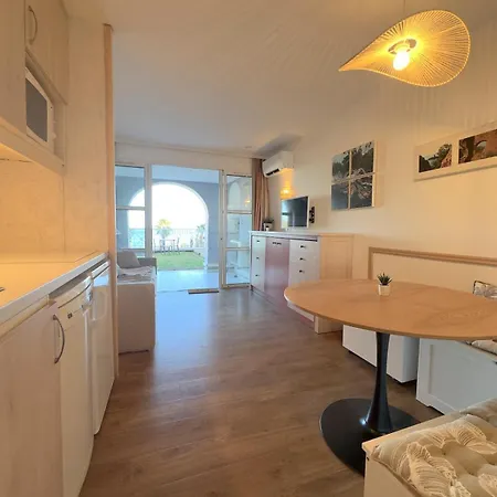 Ground Floor With Sea View And Pools In Cap Esterel *
