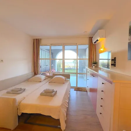 Ground Floor With Sea View And Pools In Cap Esterel Appartement *